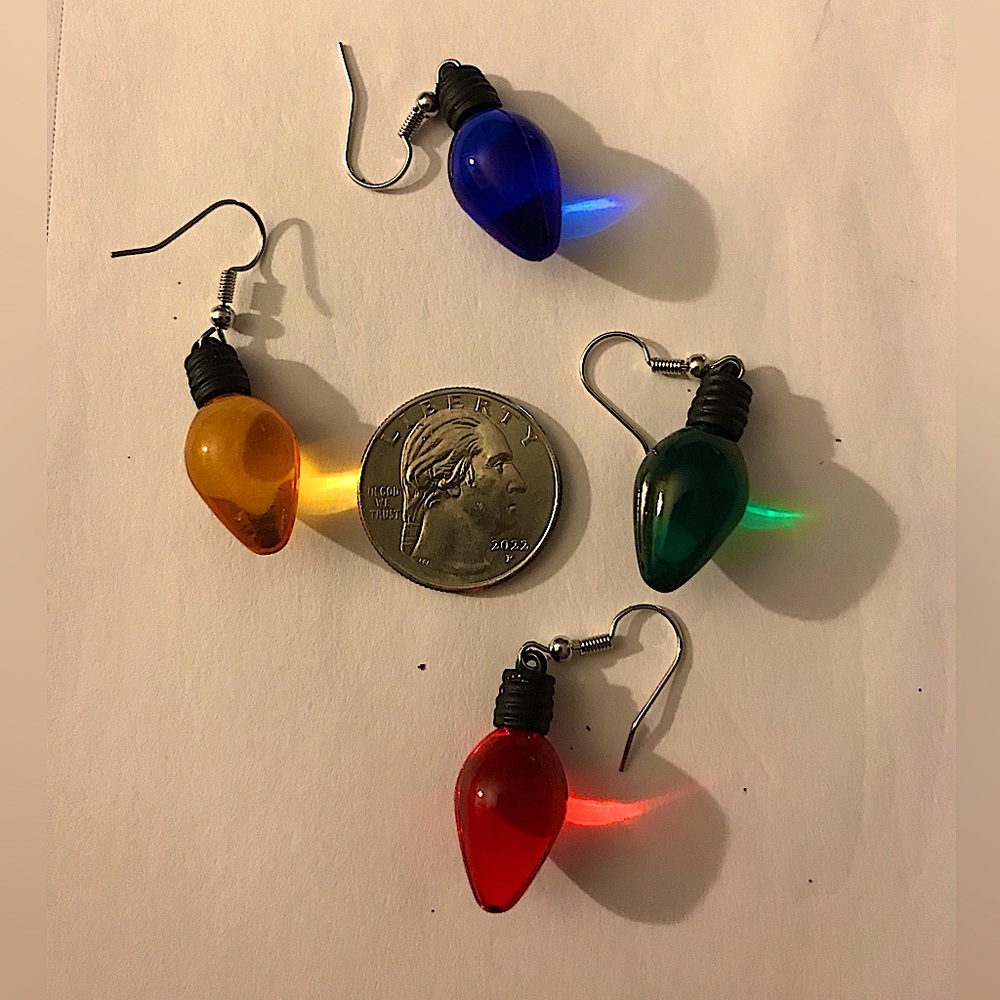 Size compared to a quarter: Light bulb Christmas earrings, in different colors.